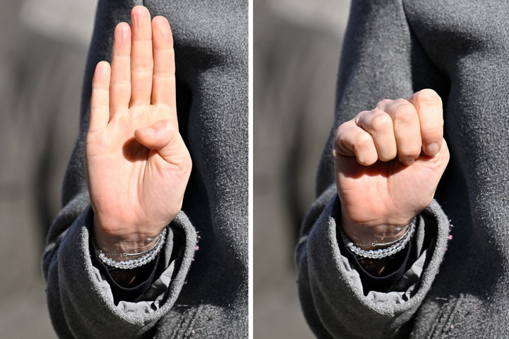 Fotó: HANS KLAUS TECHT / APA-PictureDesk / APA-PictureDesk via AFP A néma segélykérés kézjele életet menthet