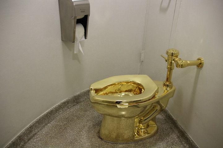 Fotó: AFP/dpa Picture-Alliance/DPA/Christina Horsten Licitálás egy színarany vécére