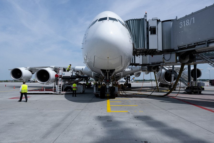 Fotó: AFP/dpa Picture-Alliance/DPA/Sven Hoppe Villával támadt fiatalokra egy férfi egy nemzetközi repülőjáraton