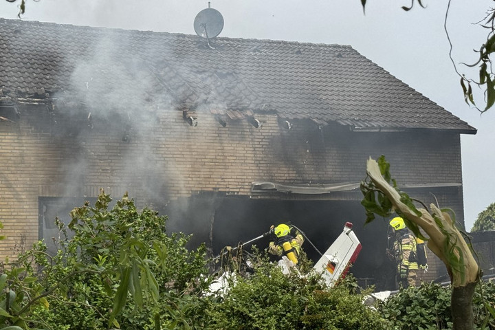 Fotó: AFP/DPA/Einsatzreport Niederrhein/Sascha Rixkens Lezuhant egy kisrepülő Szlovákiában