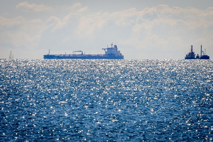 Kihajózott a francia hatóságok által feltartóztatott orosz tanker