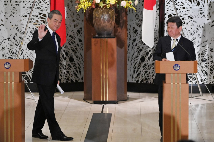 Fotó: AFP/The Yomiuri Shimbun/Yomiuri/Miho Ikeya for Pool A kínai külügyminiszter a kétoldalú kapcsolatok javítását szorgalmazta az új japán kormánynál