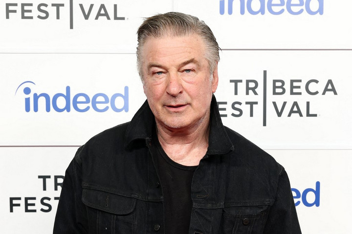 Fotó: Cindy Ord / GETTY IMAGES NORTH AMERICA / Getty Images via AFP Alec Baldwin fának hajtott + VIDEÓ