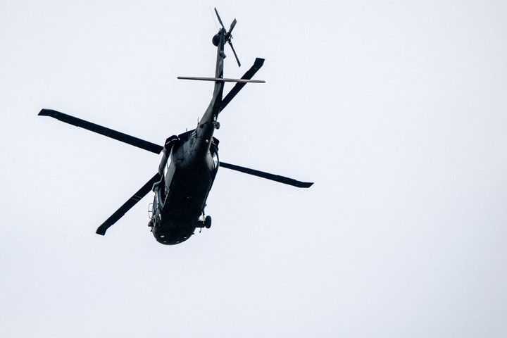 Mentőhelikopter zuhant az autópályára Kaliforniában