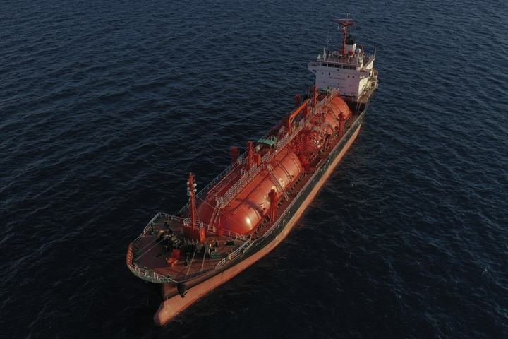 Fotó: Danil Shamkin / NurPhoto / NurPhoto via AFP Lángol egy LNG-tartályhajó Jemen partjainál
