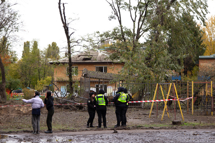 Fotó: NurPhoto via AFP/Ukrinform/Kirill Chubotin Lakóházakat ért orosz dróntámadás Kijevben