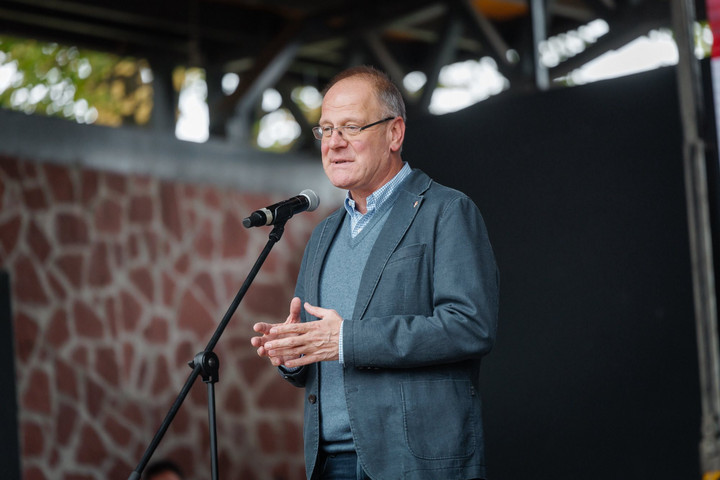 Fotó: Facebook/Navracsics Tibor Emeljük a béreket!