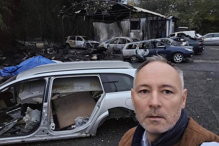 Fotó: Facebook/Kiss Zsolt (Vác alpolgármestere) Tűz ütött ki egy autószerelő-műhelyben