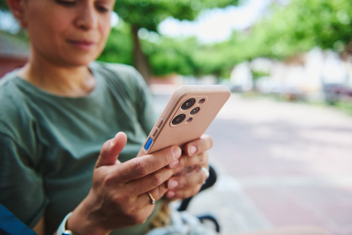 Fotó: NorthFoto Abból, hogy valaki hogyan tartja a mobiltelefonját, sokat megtudhat az illető jelleméről