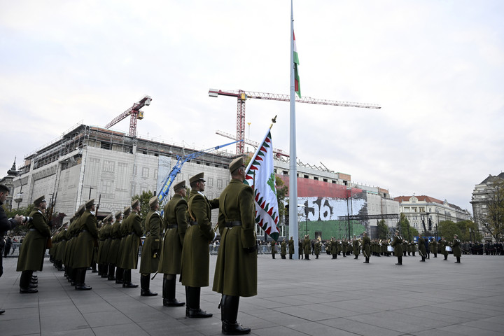 Fotó: MTI/Máthé Zoltán Felvonták a nemzeti lobogót