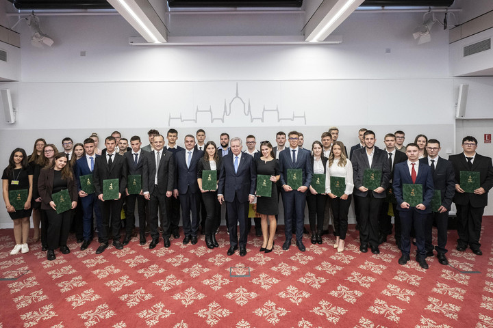 Fotó: MTI/Szigetváry Zsolt A Magyarok Kenyere programban 37 fiatal agrárszakembert díjaztak