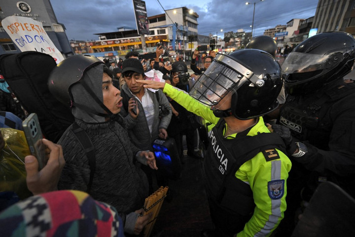 Tüntettek, majd rátámadtak az ecuadori elnökre