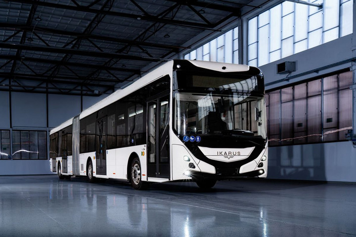 Az Ikarus bemutatta új, teljesen elektromos csuklós buszát, az Ikarus 180e-t + GALÉRIA