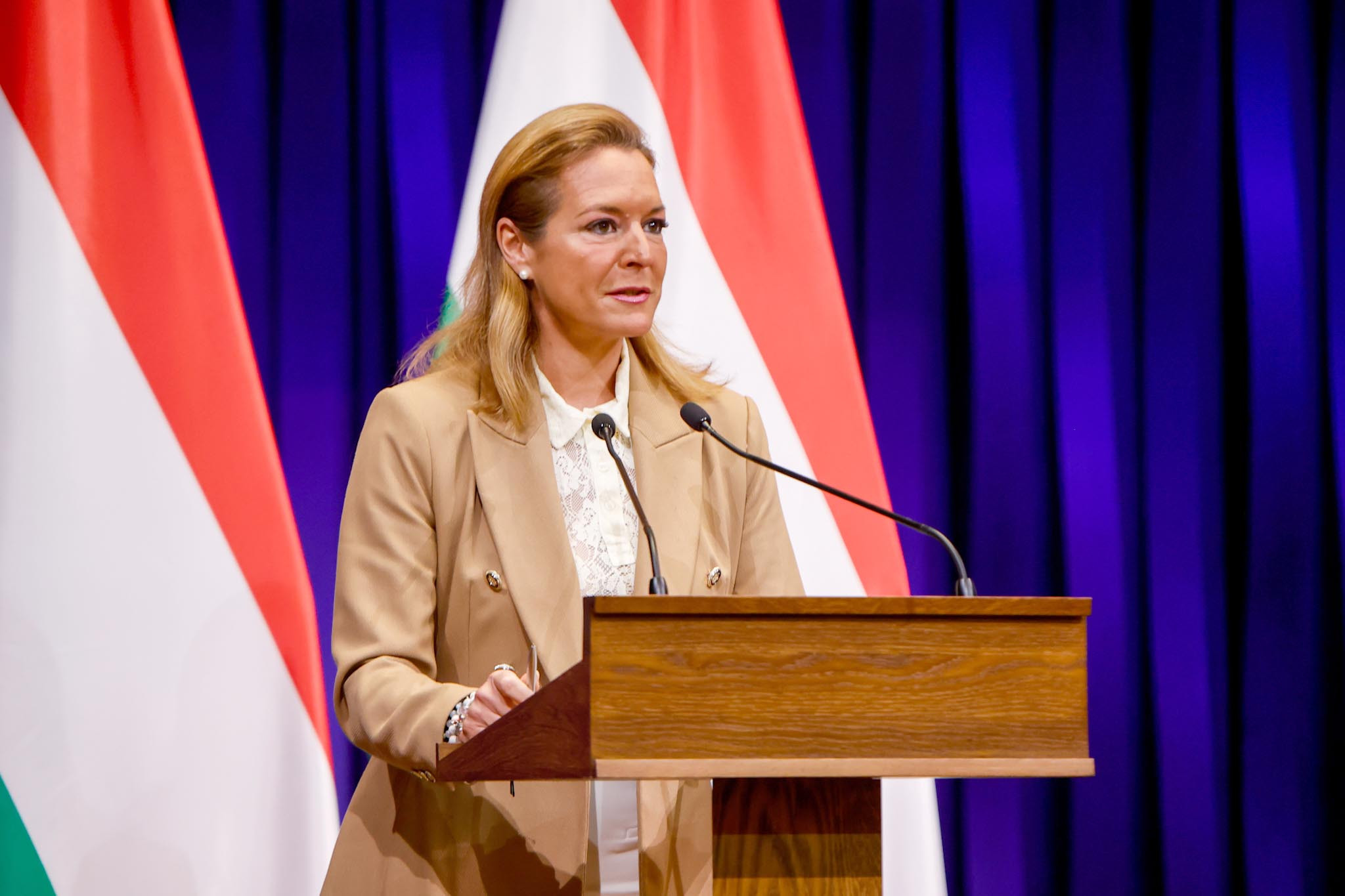 Vitályos Eszter: a magyar embereknek joguk van tudni, mire készül Brüsszel!