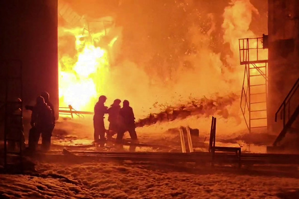 Fotó: AFP/Handout/TELEGRAM/@gubernator_46 Ukrán csapások érhettek orosz olajfinomítót és vegyi üzemet