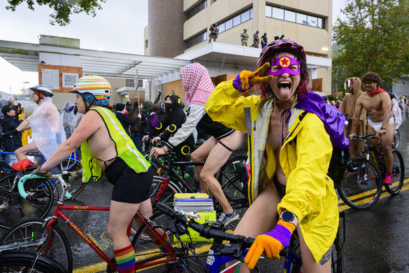 Több tucat meztelen ember biciklizett az utcákon