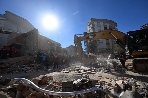 Fotó: AFP/Anadolu/Omer Urer Összeomlott egy hétszintes lakóház Törökországban