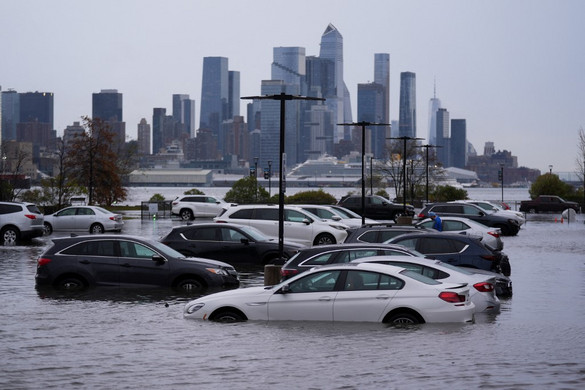 Árvízszerű eső és halálos balesetek New York utcáin