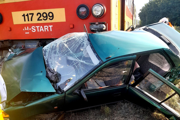 Vonattal ütközött egy autó Apagynál