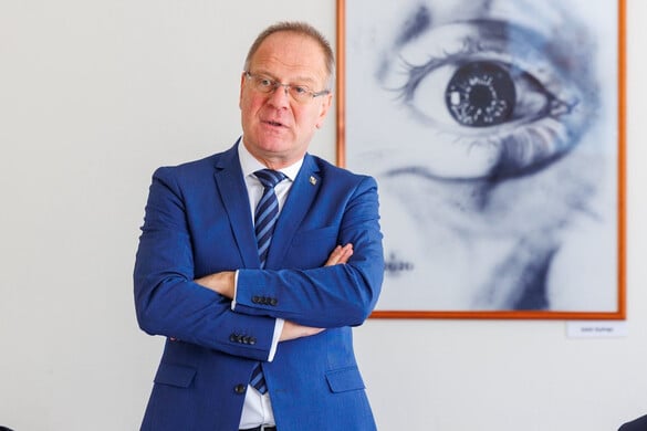 A kormány ott áll az önkormányzatok mögött