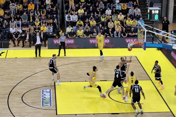 Falco-siker a Bakken Bears ellen