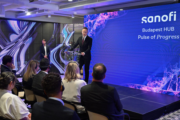 Szijjártó Péter: Ötszáz fővel bővíti munkavállalói létszámát a Sanofi Budapesten