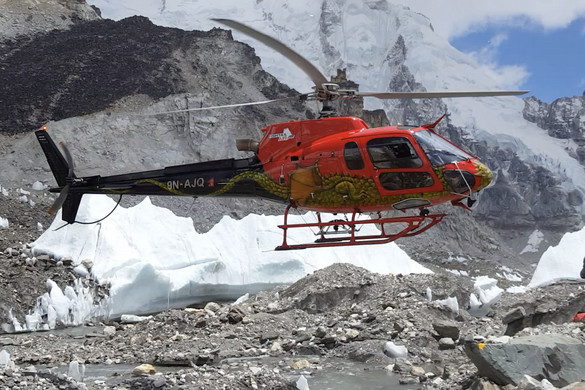 Körülbelül ezer turista rekedt az Everesten a hóvihar miatt