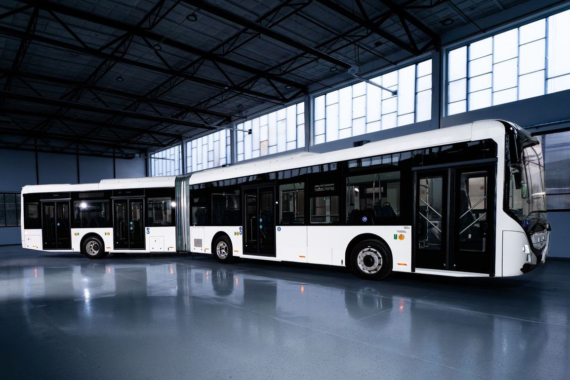 Az Ikarus legújabb fejlesztése, a 180e típusjelű, teljesen elektromos csuklós autóbusz sikeresen debütált