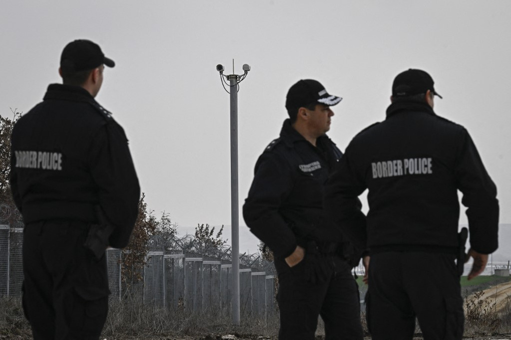 Szenátor a volánnál - jogsi az ablakban