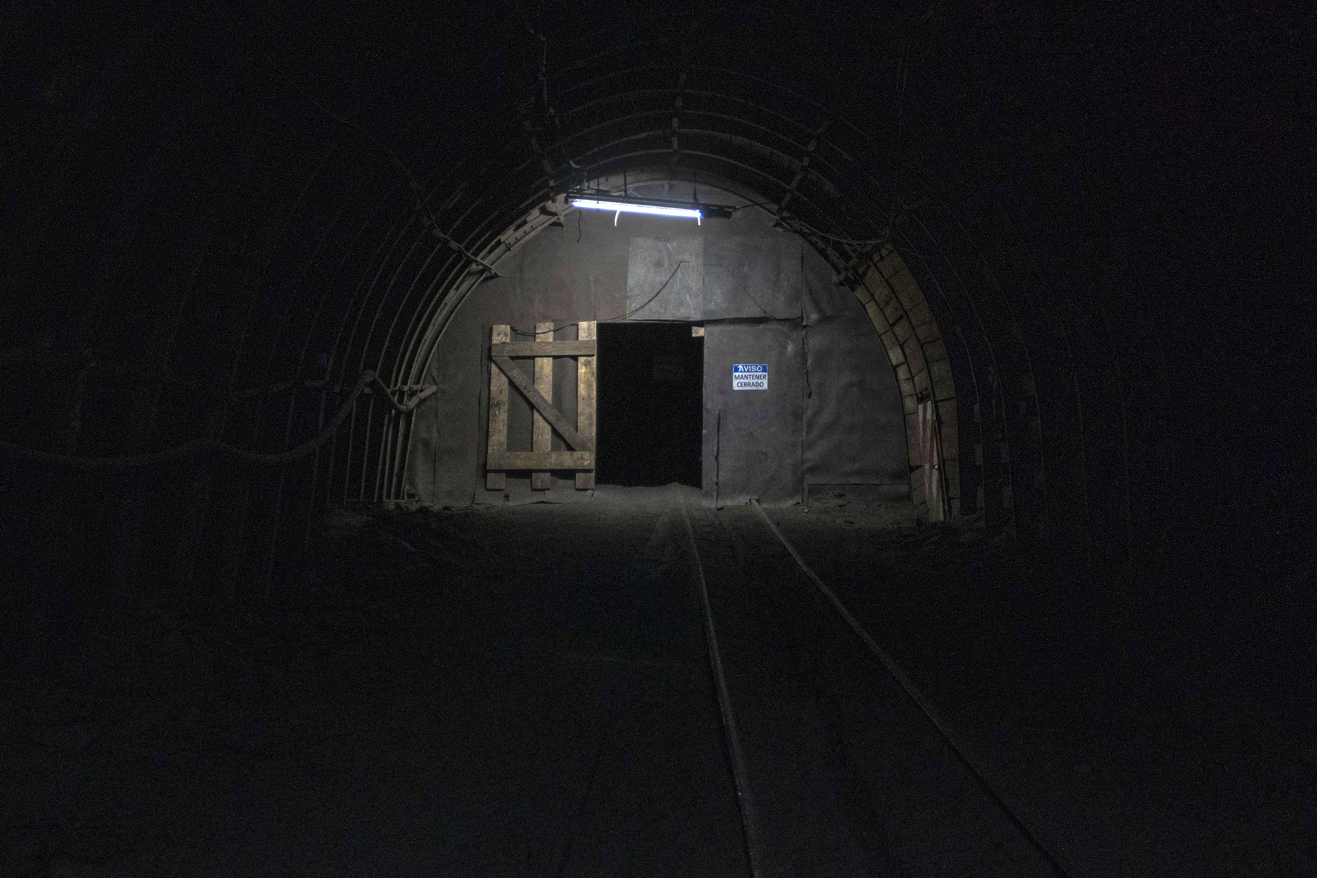 Vízzel elárasztott járatok közül próbálják kimenteni a bent rekedt munkást