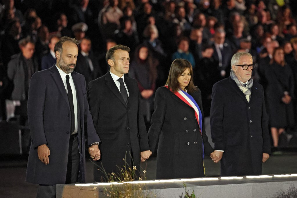 A francia elnök könyörtelen választ ígért a terrorizmusra