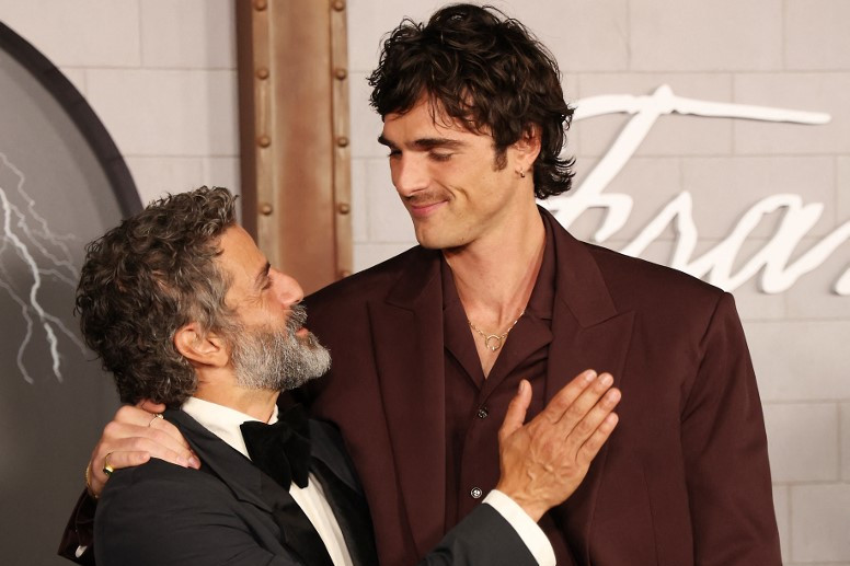 Az amerikai-guatemalai színész, Oscar Isaac (b) és az ausztrál  Jacob Elordi a Netflix „Frankenstein” című filmjének premierjén