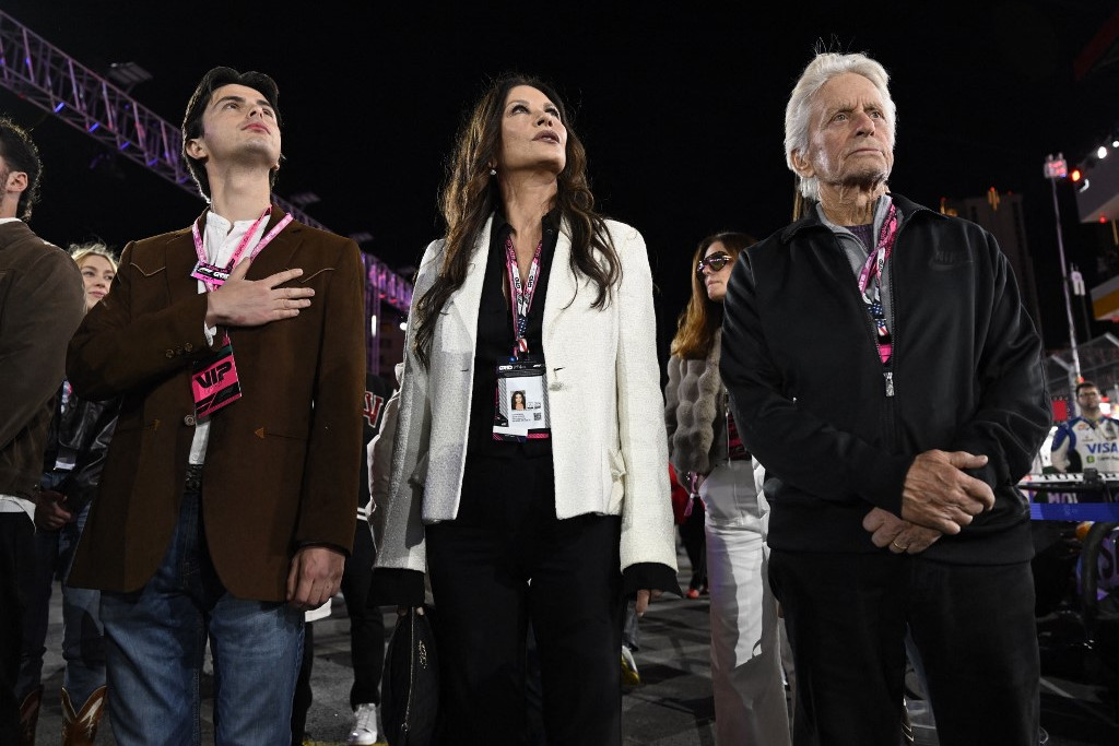 Michael Dougla  (j) és Catherine Zeta-Jones (k) fiukkal, Dylan Douglasszal élvezték az utazó cirkusz világát