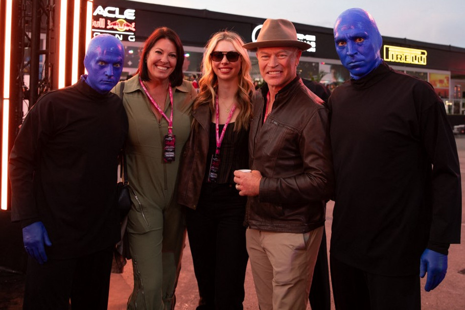 Neal McDonough (2. j) is bevetette magát a Forma-1 cirkuszba