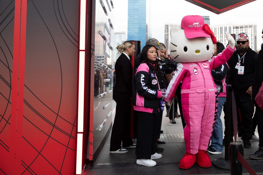 Hello Kitty is a lóerők rajongója