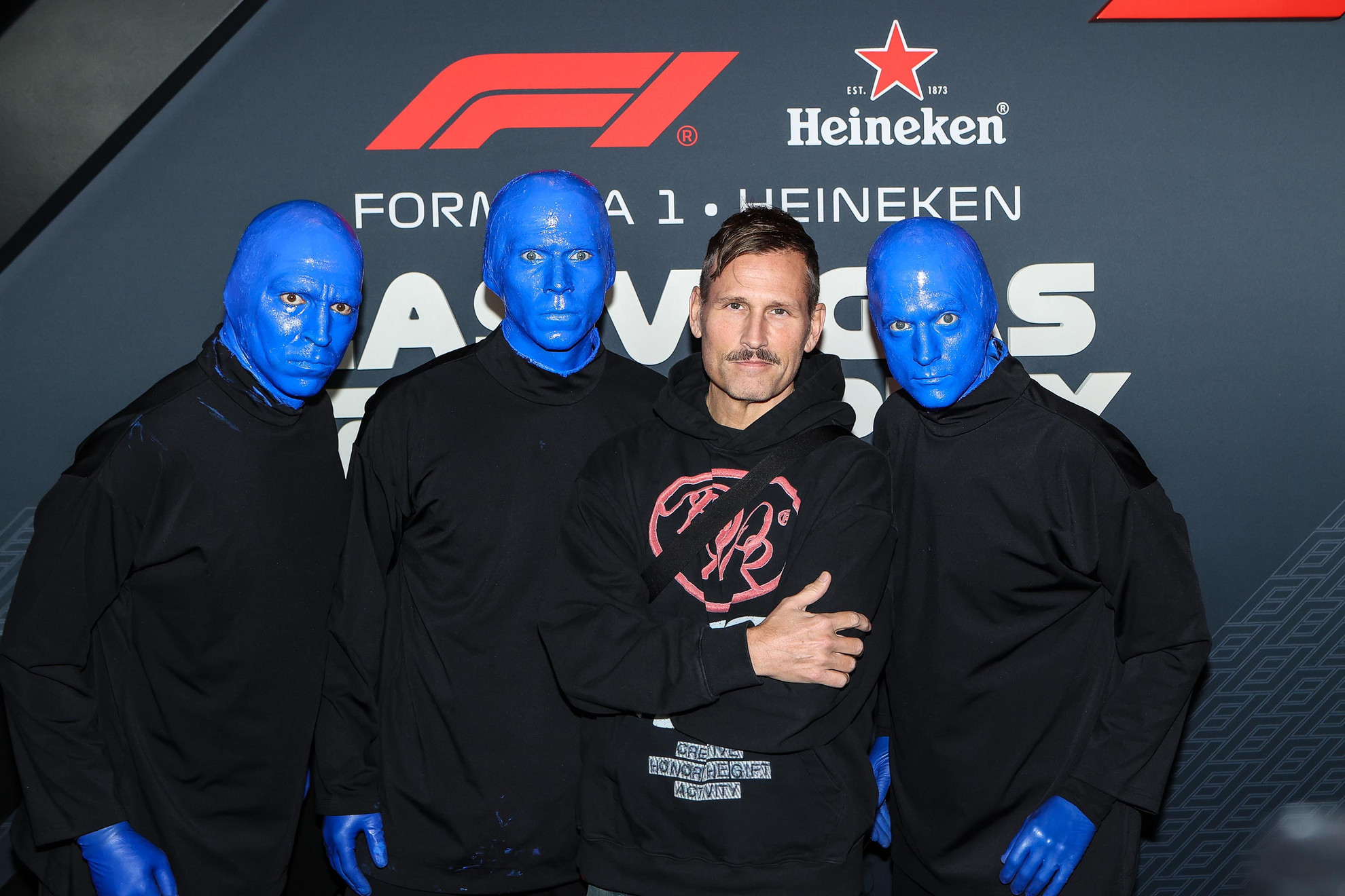 Kékek előnyben, a Blue Man Group tagjai DJ Kaskade-del (Ryan Raddon) a Heineken Las Vegas-i Nagydíjon