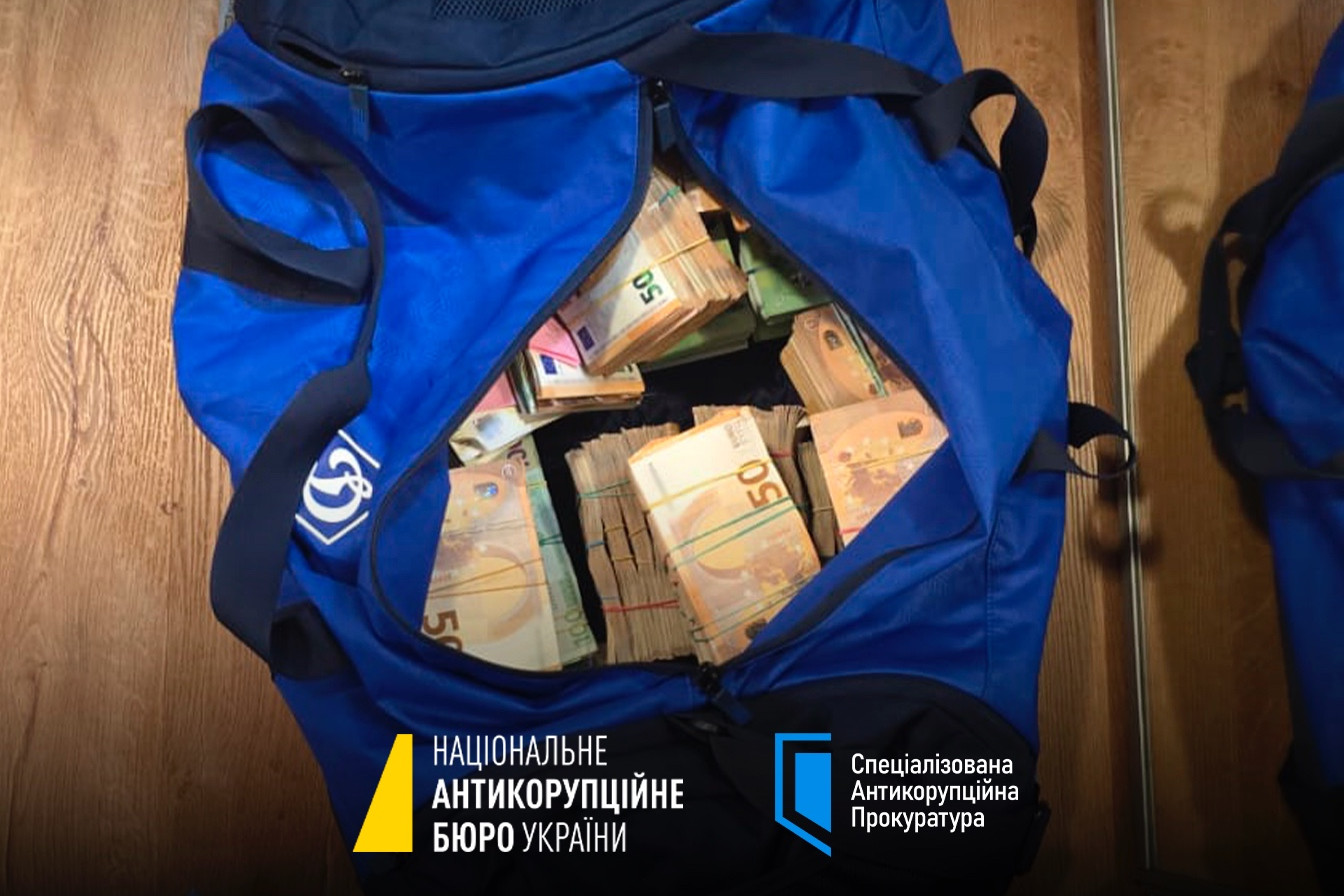 A ukrán NABU a házkutatás során sporttáskákba rejtett hatalmas mennyiségű eurót is lefoglaltak