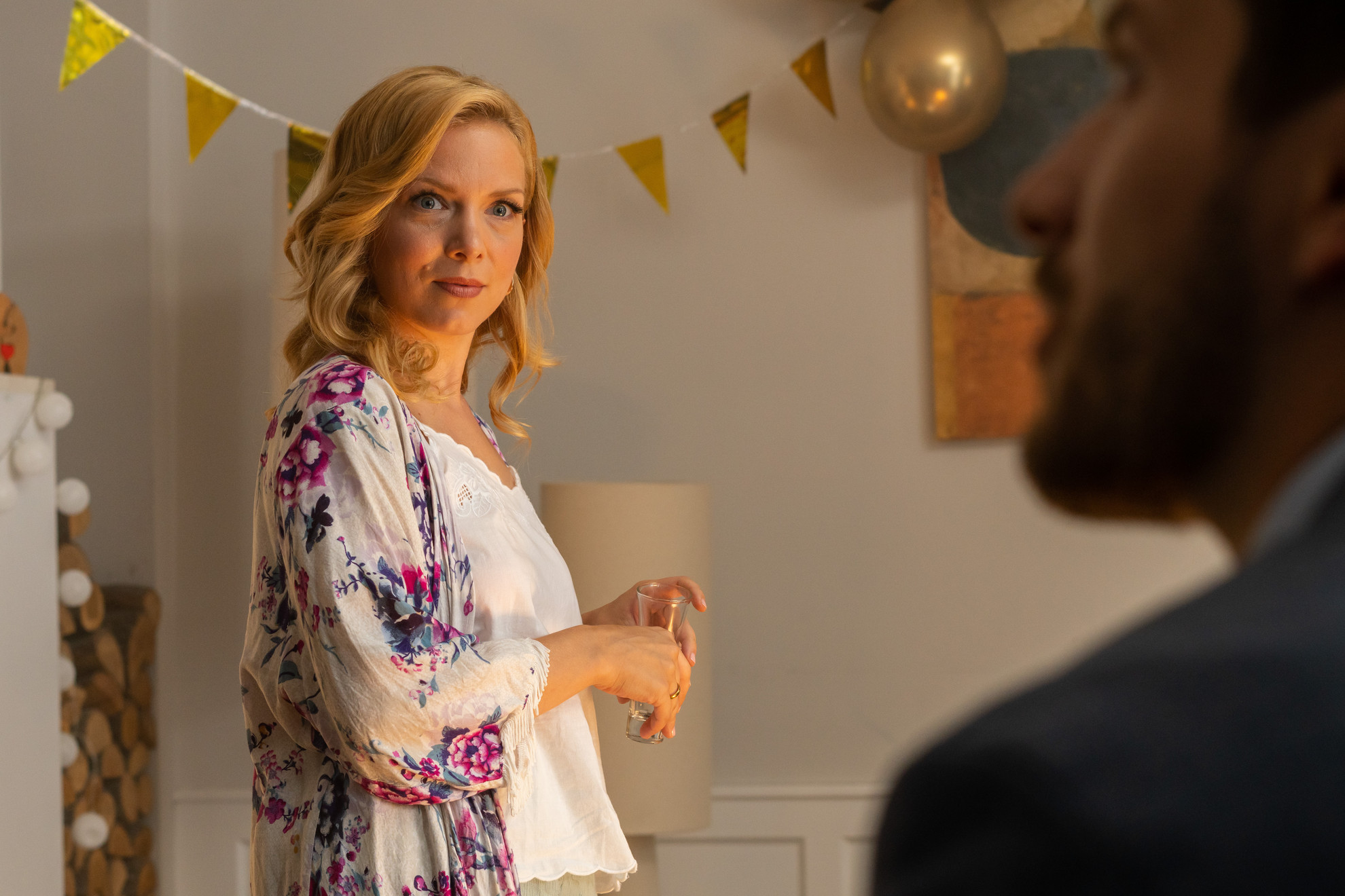 Czakó Juli alakítja a fiatal  szerelmes feleséget