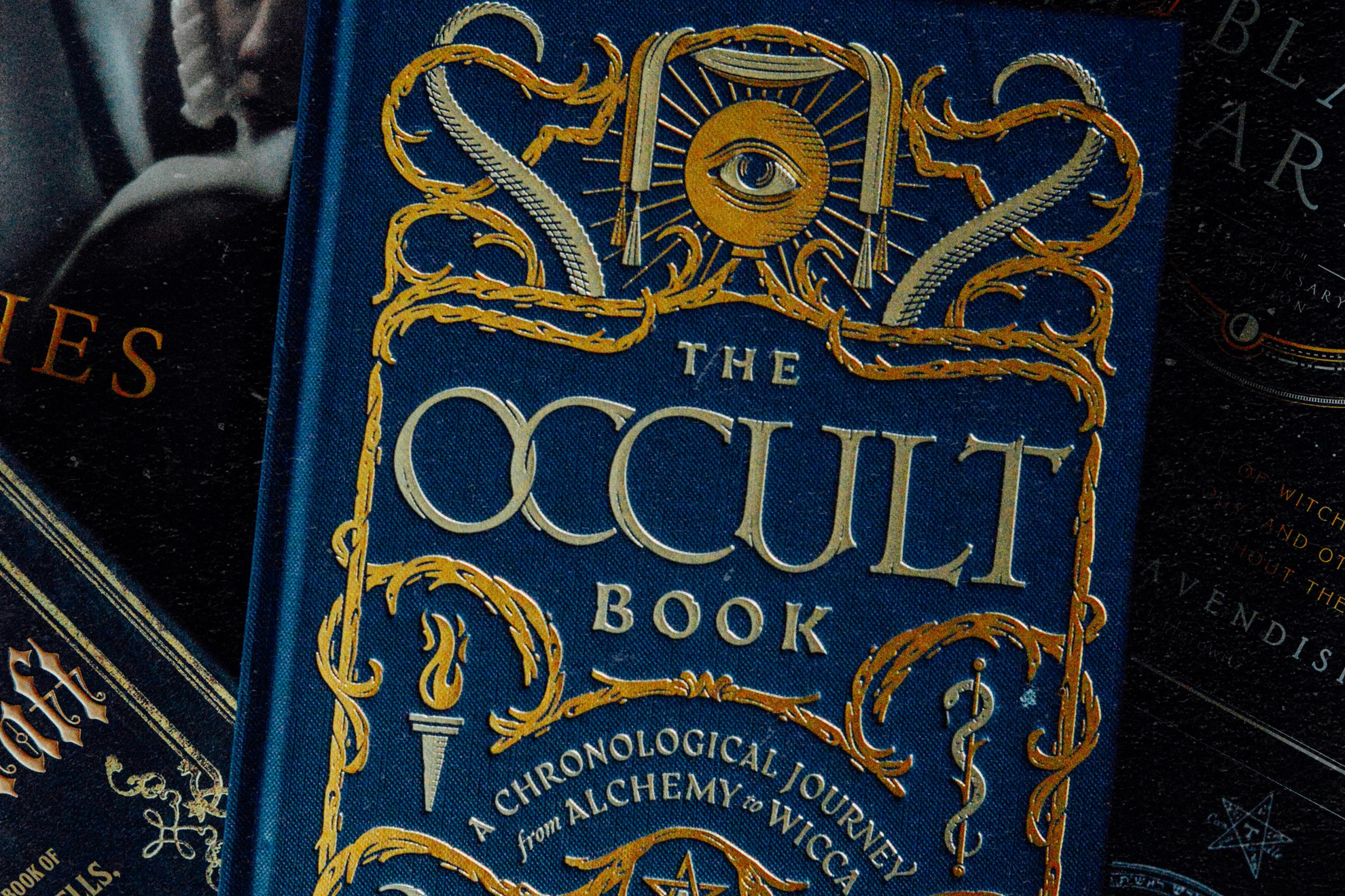 A „skinwalker” kifejezés maga a navajo tradíciókból ered, olyan ártó szándékú varázslót jelöl, aki állattá tud változni, vagy annak bőrébe bújva gonoszul cselekszik.