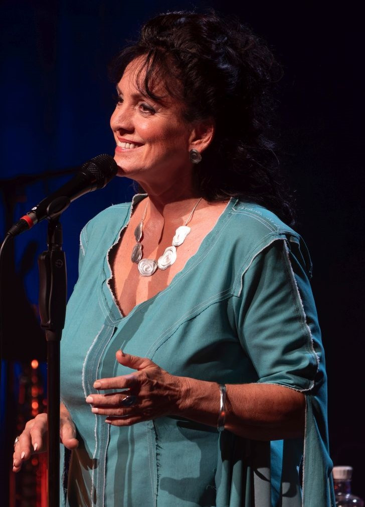 Lovász Irén Kossuth-díjas előadóművész a Müpa színpadán a Gyógyító hangok bemutatóján