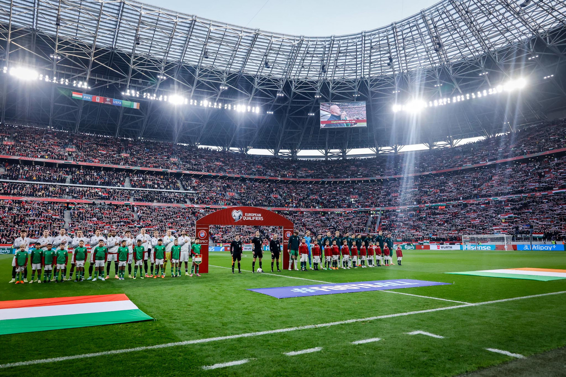 Felcsendültek a himnuszok a Magyarország-Írország labdarúgó világbajnoki selejtező mérkőzésen