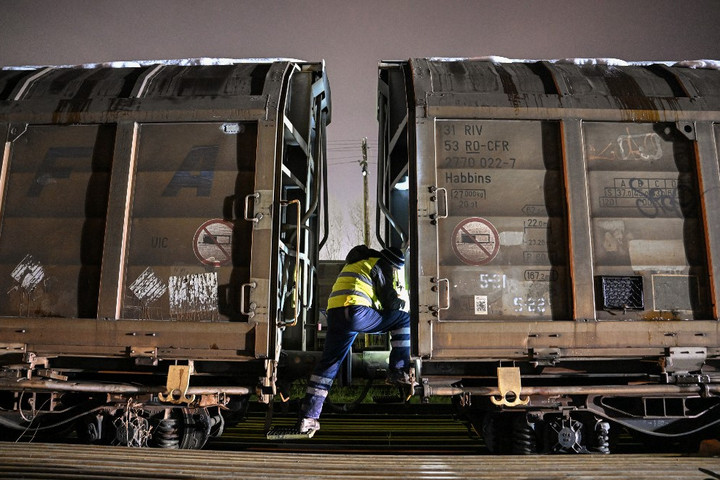 Fotó: AFP/Daniel Mihailescu Ócskavas és illegális migránsok akadtak fönt a hálón