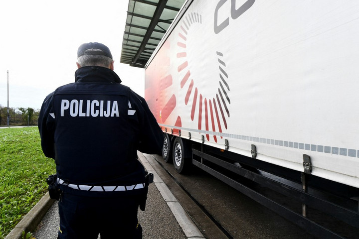 Fotó: DENIS LOVROVIC / AFP A szlovén kormány a hadsereget is beveti