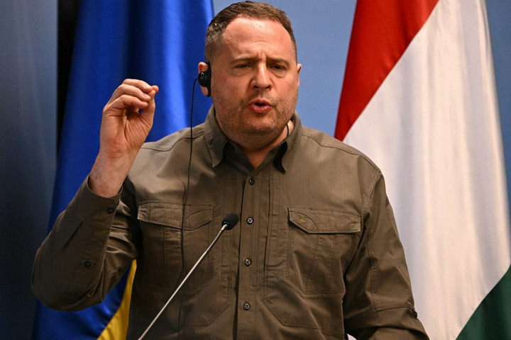 A háló közepéről irányít mindent Andrij Jermak