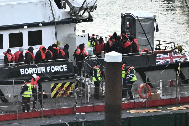 A britek egy másik országba helyeznék át a migránsokat