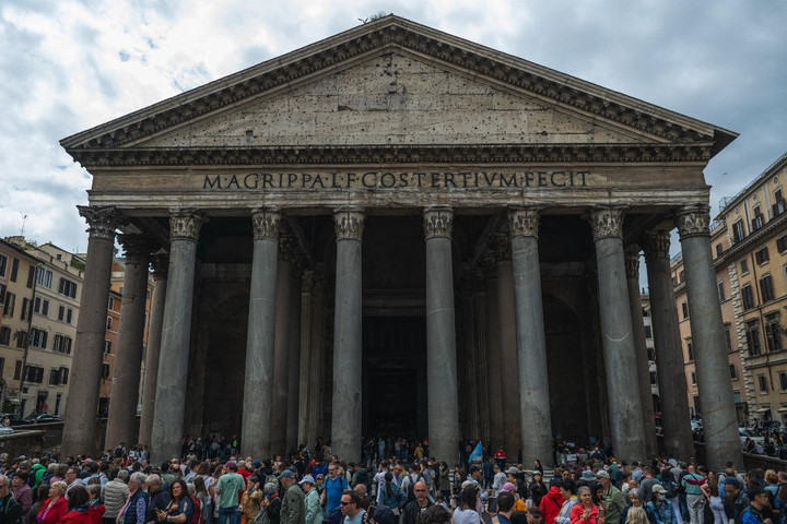 Feltámad a tengeristen temploma