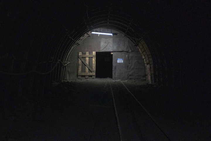 Vízzel elárasztott járatok közül próbálják kimenteni a bent rekedt munkást