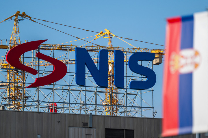 Fotó: AFP/Andrej Isakovic Összeomlás fenyegeti a szerb olajipart