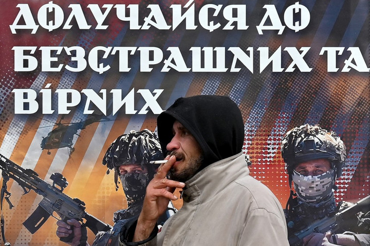 Döbbenetes tragédia: kézigránátot dobott a sorozó tisztek közé az ukrán férfi