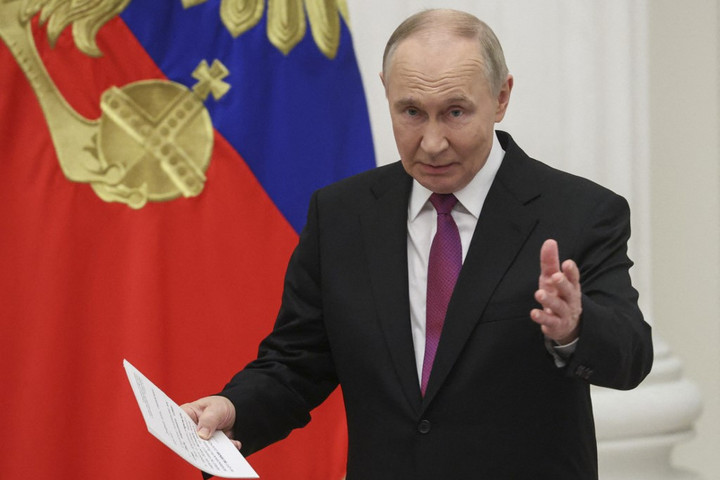 Fotó: AFP/POOL/Maxim Shipenkov Vlagyimir Putyin orosz elnöknek táncolt a Sberbank robotja